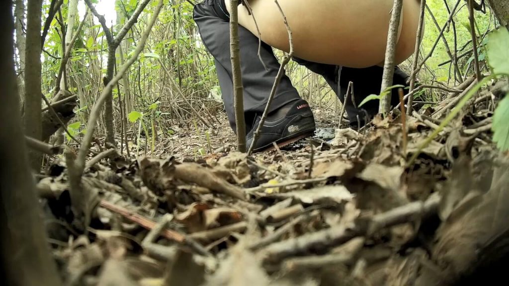 Girls Peeing In The Woods 39
